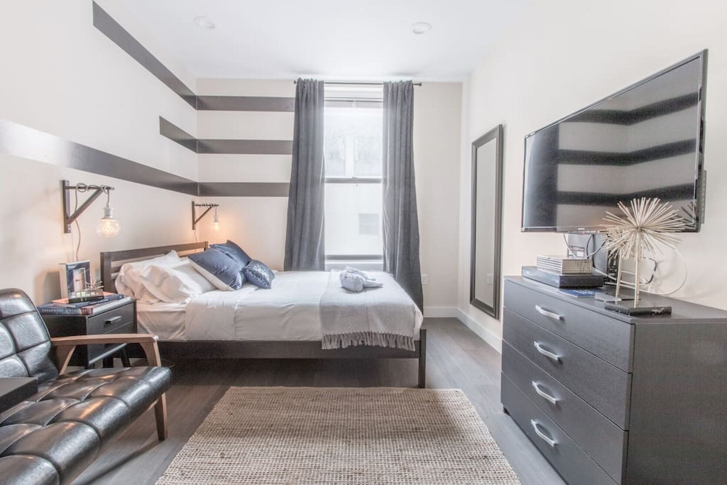 Desk, iron/ironing board, WiFi, bed sheets