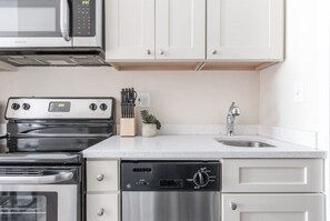 Fridge, microwave, oven, stovetop - Downtown Central Studio w Fast WIFI, Keyless Entry (Boston)