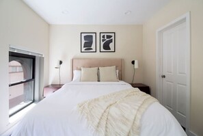 Desk, iron/ironing board, WiFi - Downtown Boston | Nurses Welcome | W/D in bldg (Boston)