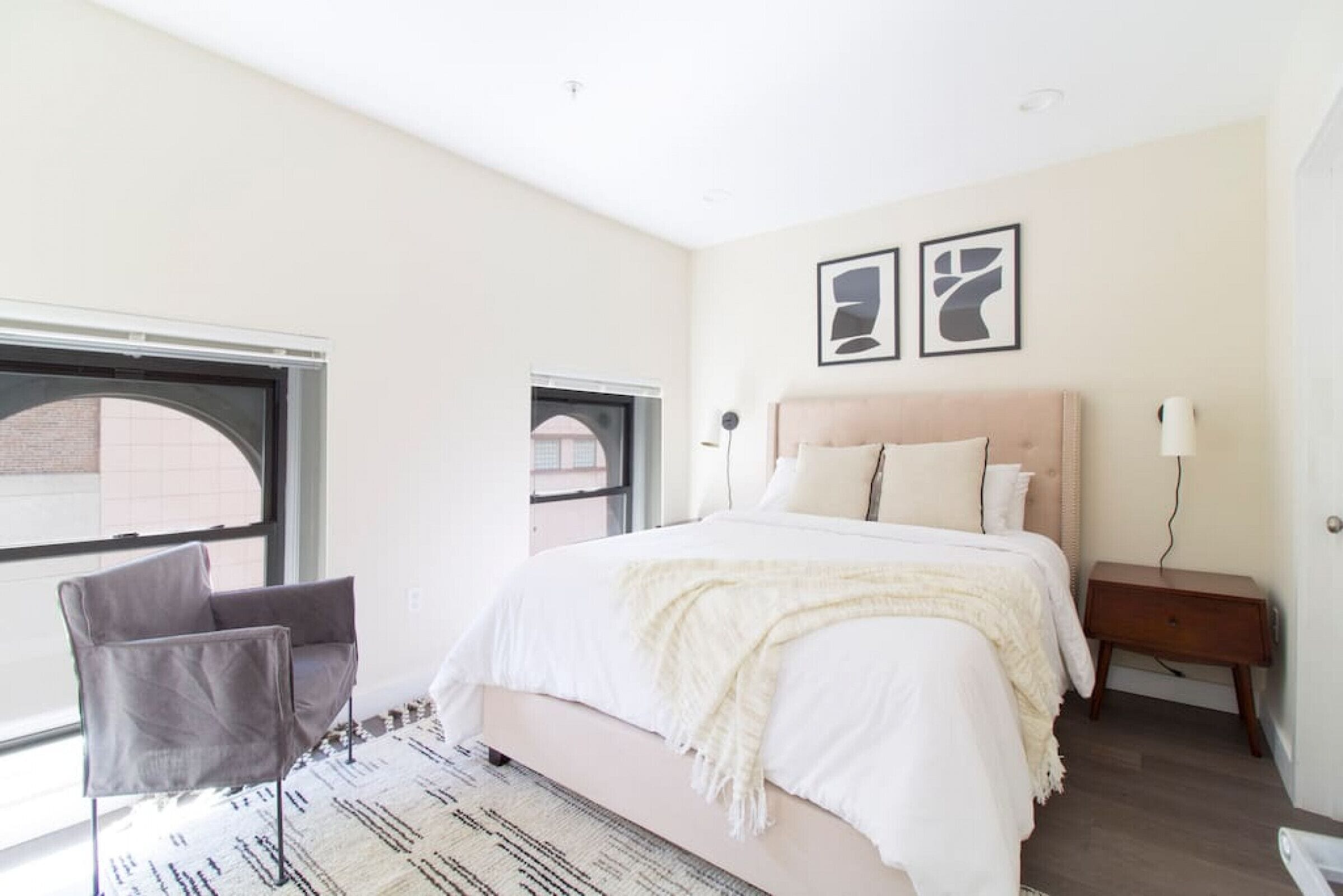 Escritorio, tabla de planchar con plancha y wifi 