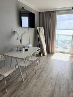 Dining - Direct Ocean view condo in Marco Polo Beach Resort Sunny Isles Beach Miami (Sunny Isles Beach)
