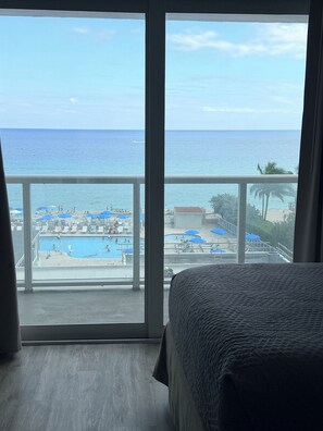 Outdoor pool, a heated pool - Direct Ocean view condo in Marco Polo Beach Resort Sunny Isles Beach Miami (Sunny Isles Beach)