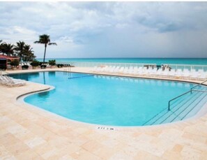 Una piscina al aire libre, una piscina climatizada
