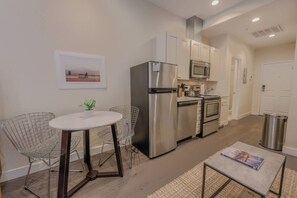 Fridge, microwave, oven, stovetop - Serene Studio | Close to MGH (Boston)