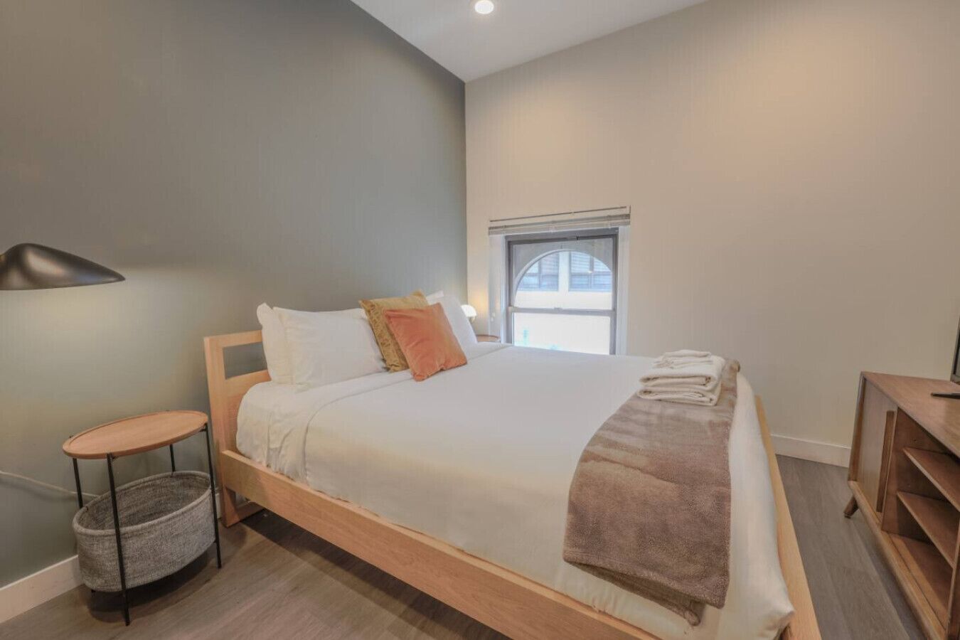 Una scrivania, ferro/asse da stiro, Wi-Fi, lenzuola