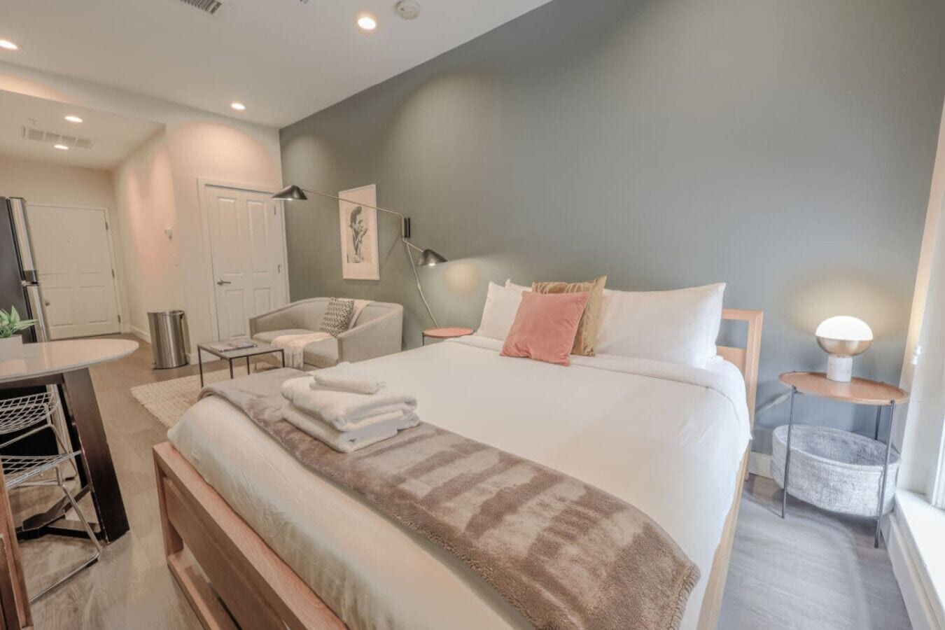 Desk, iron/ironing board, WiFi, bed sheets