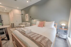 Desk, iron/ironing board, WiFi, bed sheets - Serene Studio | Close to MGH (Boston)