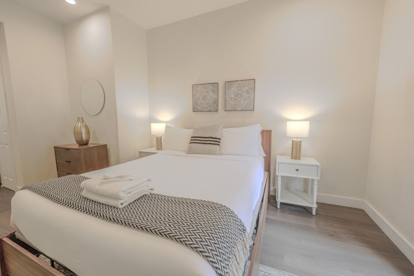 Escritorio, tabla de planchar con plancha y wifi 