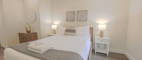 Escritorio, tabla de planchar con plancha y wifi