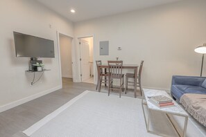 TV - Luxury at a Discount!!  2br/2ba | 200mbps Internet (Boston)