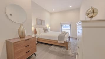 2 bedrooms, desk, iron/ironing board, WiFi