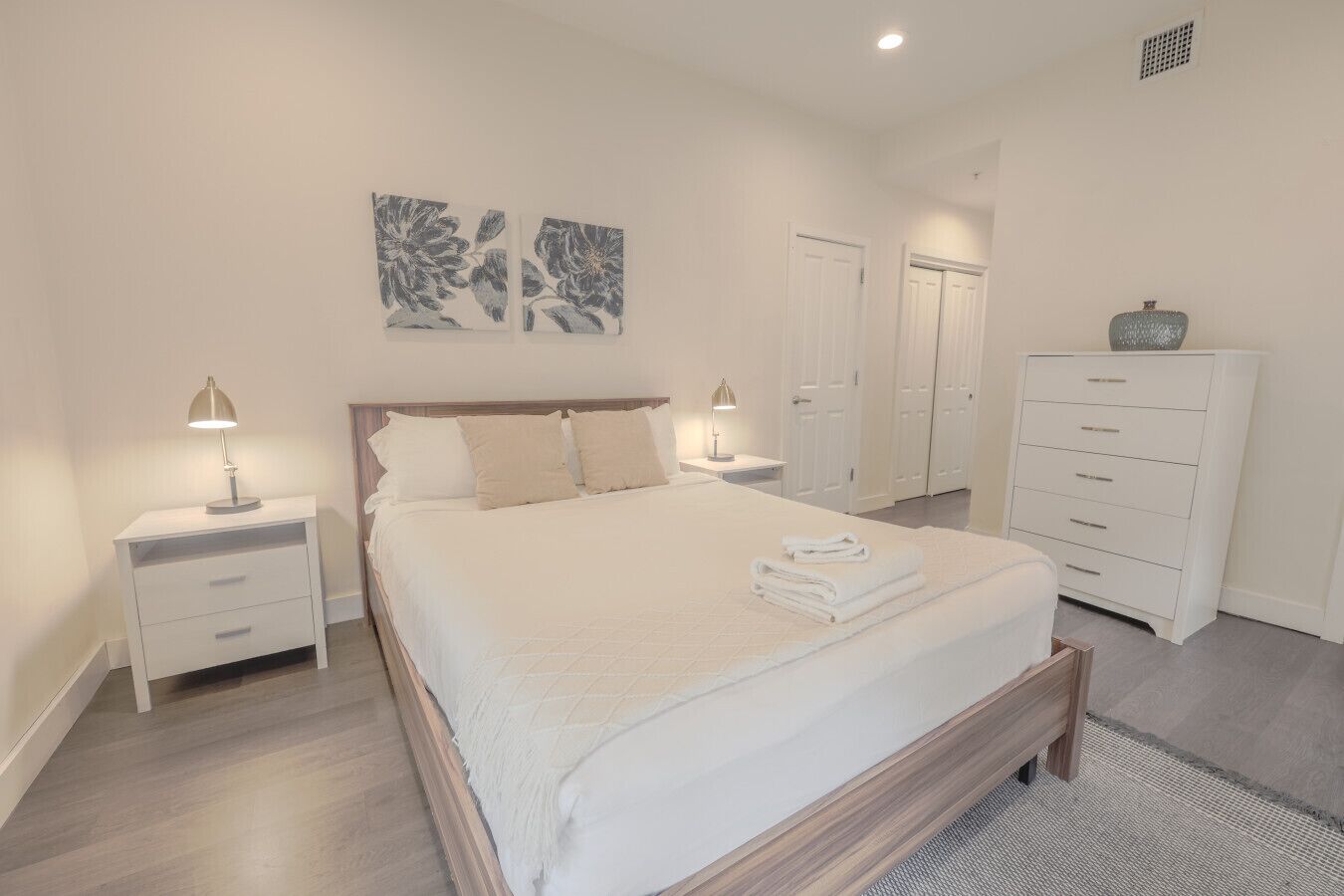 Een bureau, een strijkplank/strijkijzer, wifi