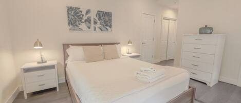 Een bureau, een strijkplank/strijkijzer, wifi