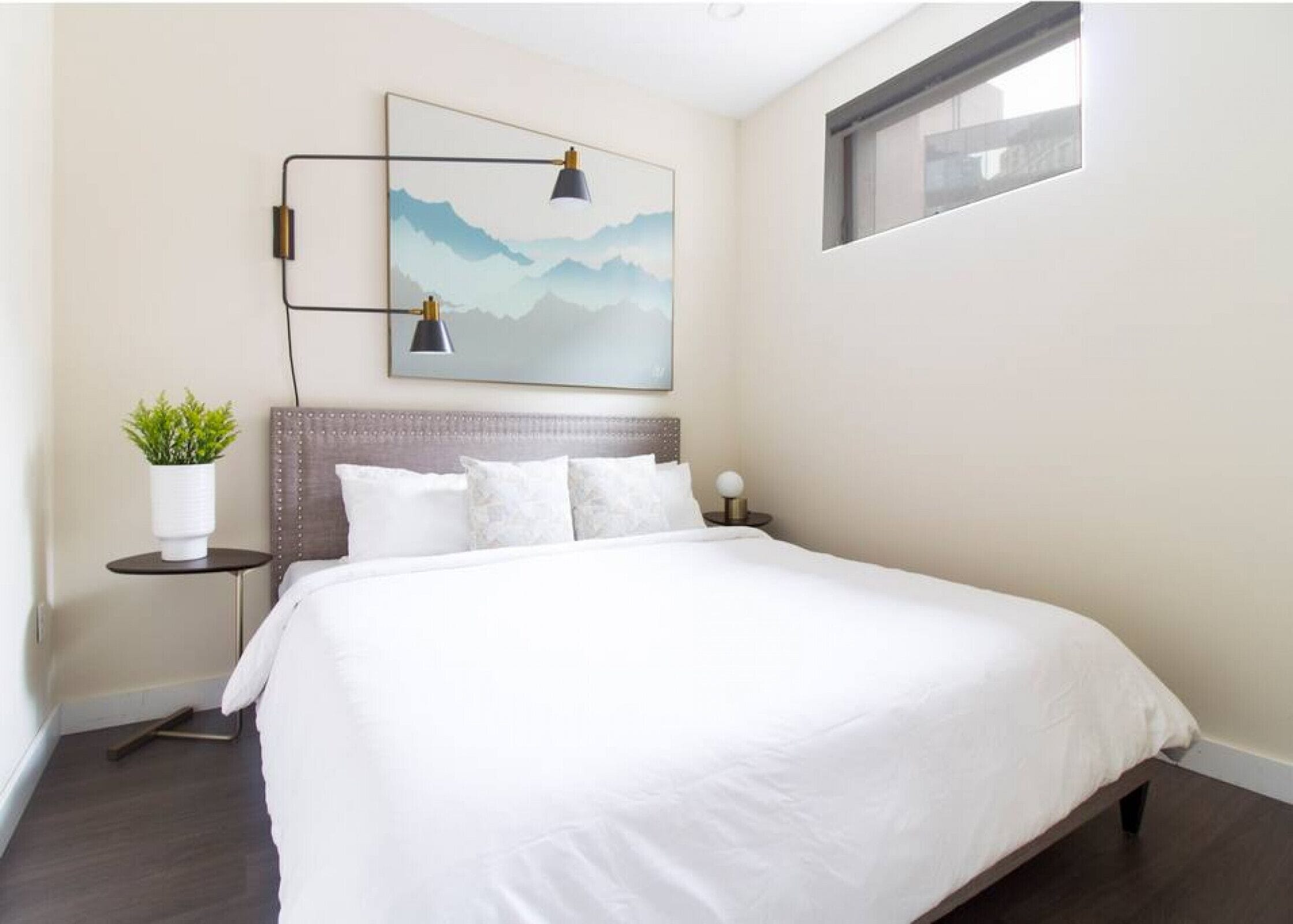 Een bureau, een strijkplank/strijkijzer, wifi, beddengoed