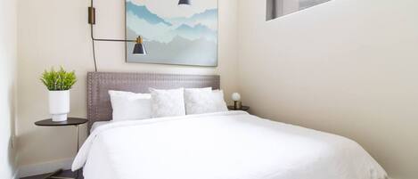 Een bureau, een strijkplank/strijkijzer, wifi, beddengoed