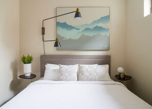 Escritorio, tabla de planchar con plancha, wifi y ropa de cama