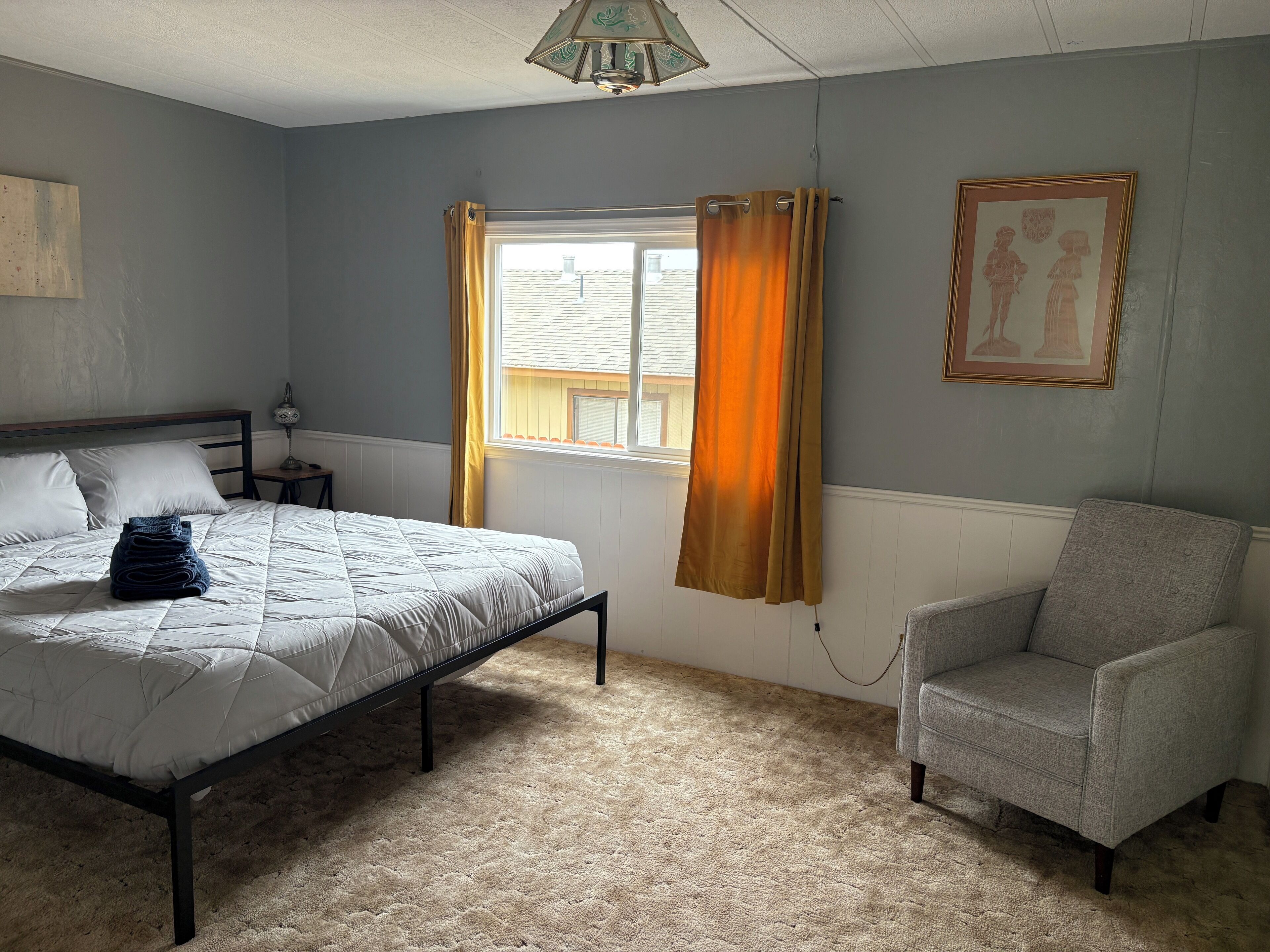 2 bedrooms, iron/ironing board, WiFi, bed sheets