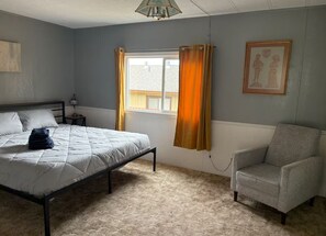 2 bedrooms, iron/ironing board, WiFi, bed sheets - Coastal Retreat With Bay Views (Eureka)