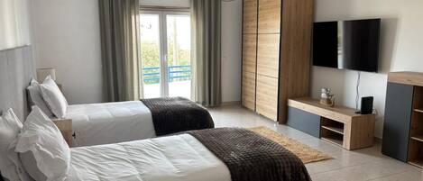 3 bedrooms, iron/ironing board, Internet, bed sheets