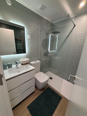 ヘアドライヤー、タオル、石鹸、トイレットペーパー