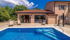 A house with a swimming pool, a covered patio, and a garden. - Villa ULIKA with private pool and sauna (Malinska)
