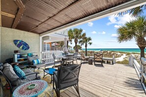 Outdoor dining - Fantastic Beachfront Townhome in Panama City Beach (Panama City Beach)