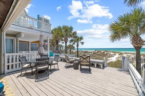 Outdoor dining - Fantastic Beachfront Townhome in Panama City Beach (Panama City Beach)