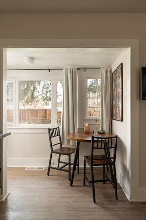 Dining - Comfy Central Apartment for City Explorers (Seattle)