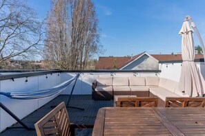 A rooftop patio with a hammock, outdoor seating, and a pergola. - Minutes to Downtown + Rooftop Deck (Seattle)