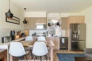 Fridge, ice maker - Minutes to Downtown + Rooftop Deck (Seattle)