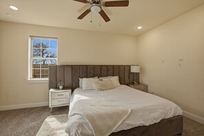 5 Schlafzimmer, Schreibtisch, Bügeleisen/Bügelbrett, WLAN