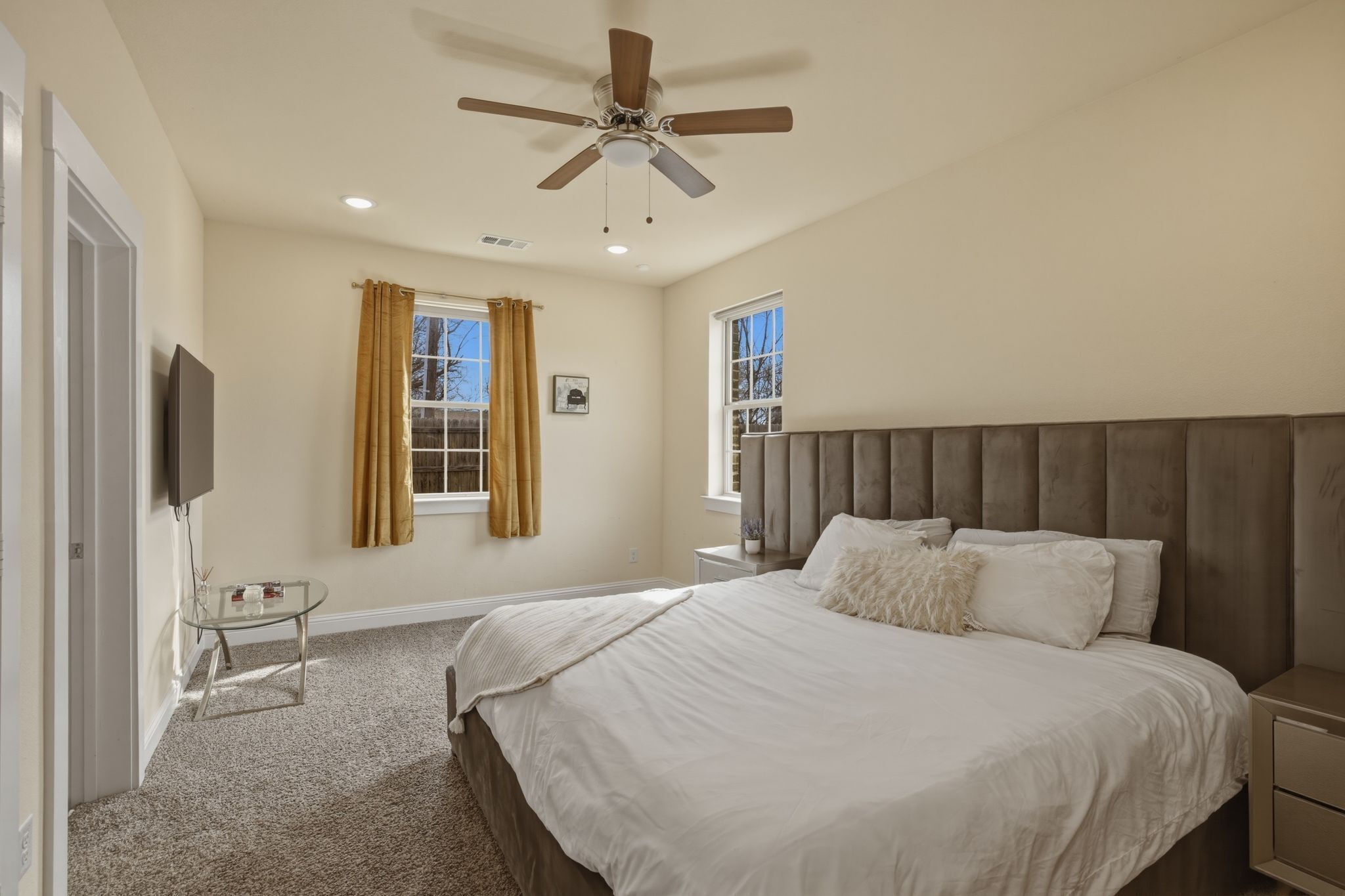 5 bedrooms, desk, iron/ironing board, WiFi