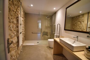 Suihku, hiustenkuivaaja, pyyhkeet, saippua