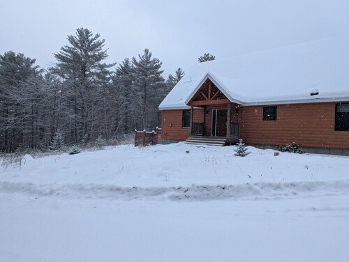 Quiet Bethel Home - 15 Min to Sunday River - EV Charger - Stocked Kitchen