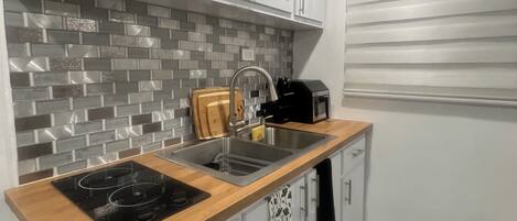 Kylskåp, mikrovågsugn, ugn och spishäll