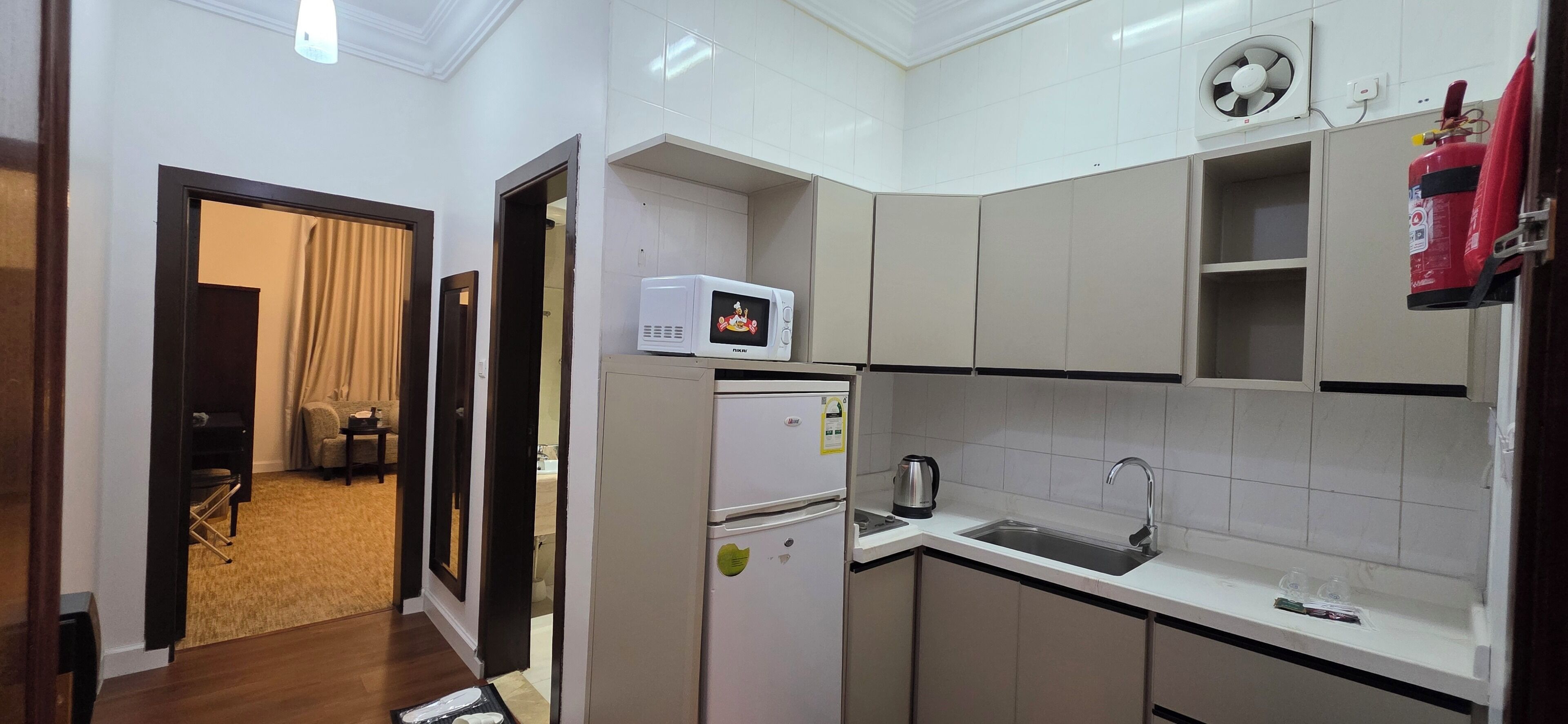 Kjøleskap, mikrobølgeovn og papirhåndklær