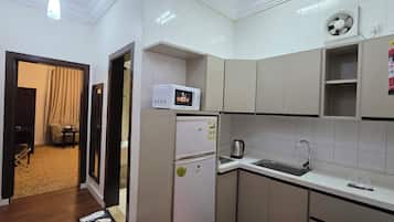 Kjøleskap, mikrobølgeovn og papirhåndklær