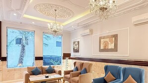 A spacious lobby with a marble floor, large windows with a view, and elegant furniture. - Sadeem Al Fkhr (Taif)