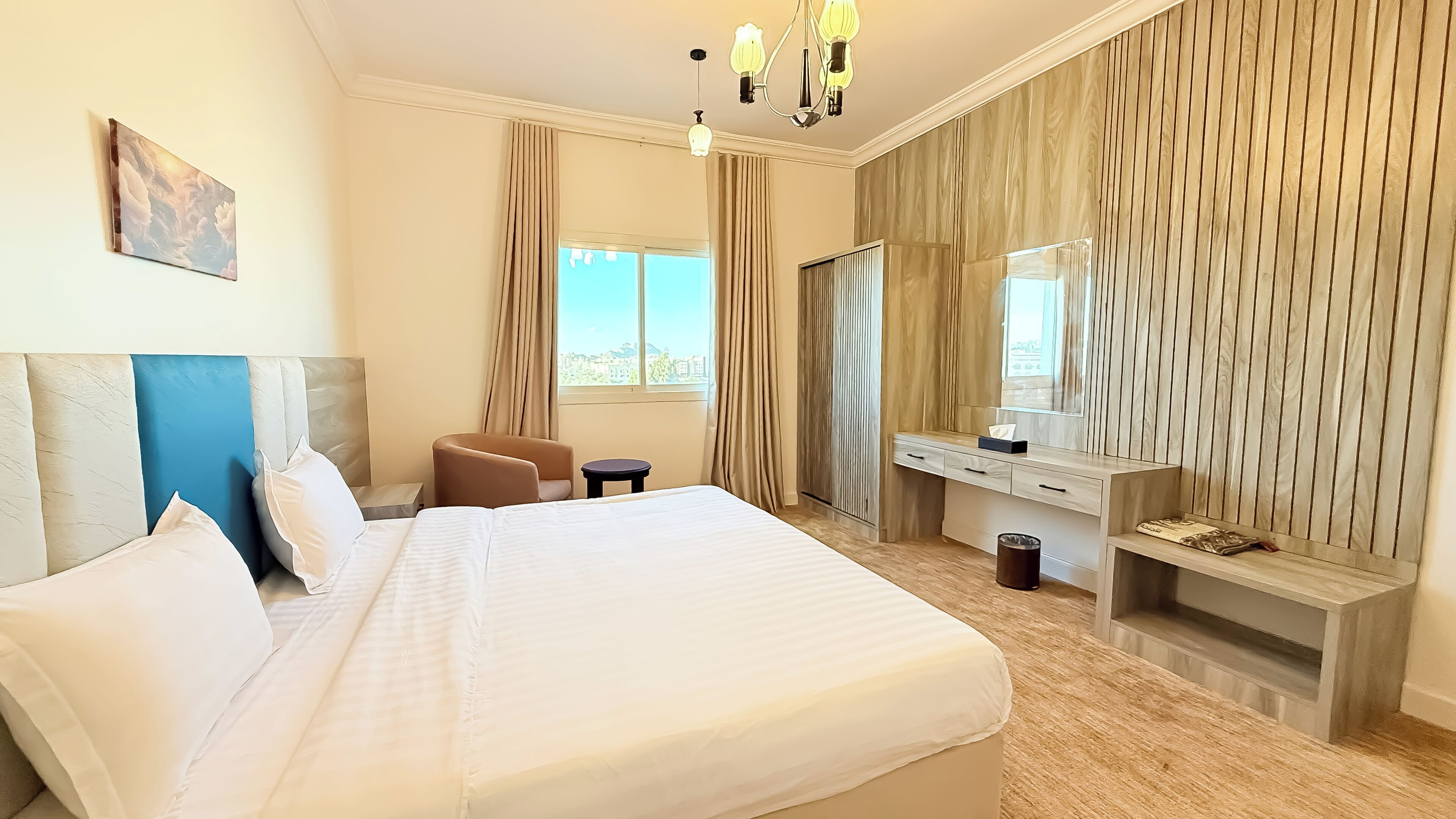 Suite familiar | Espacio para trabajar con laptop, cortinas blackout y insonorización 