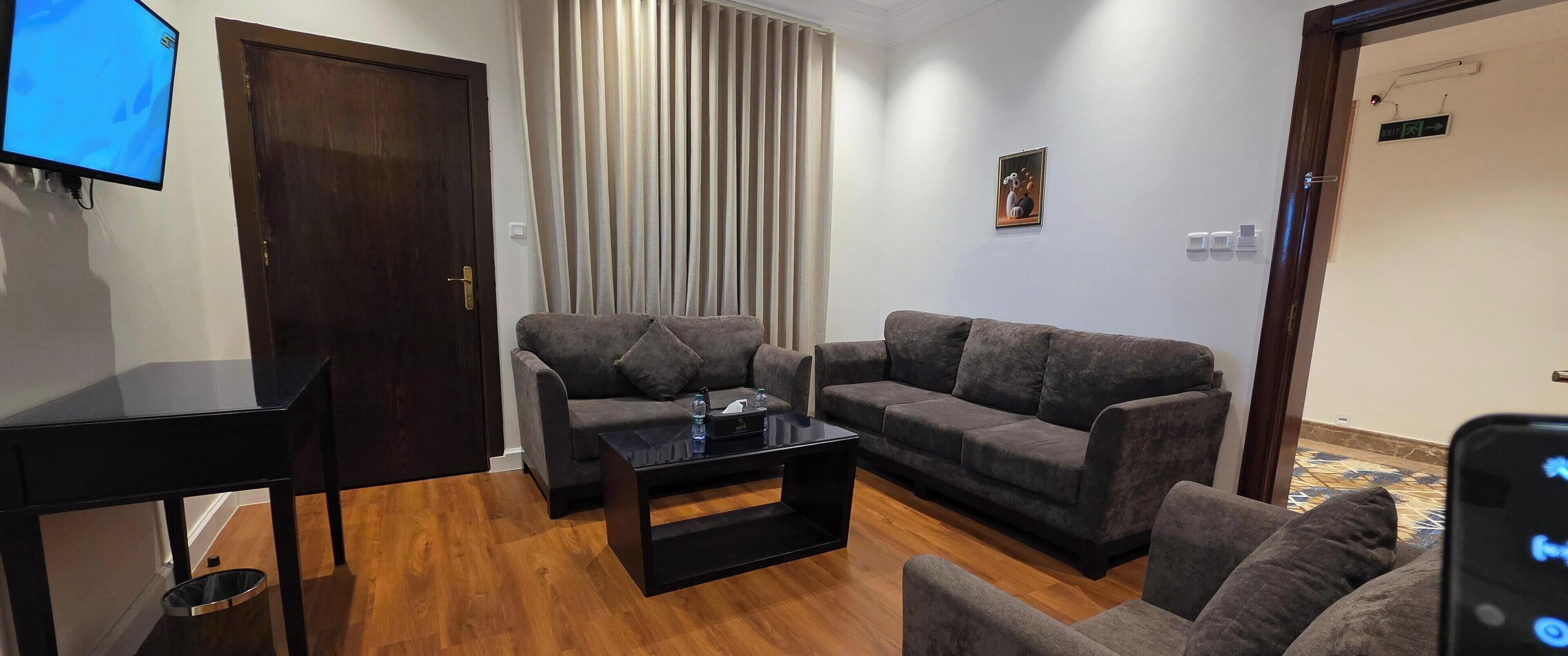 Family Suite | Desk, laptop workspace, blackout drapes, soundproofing