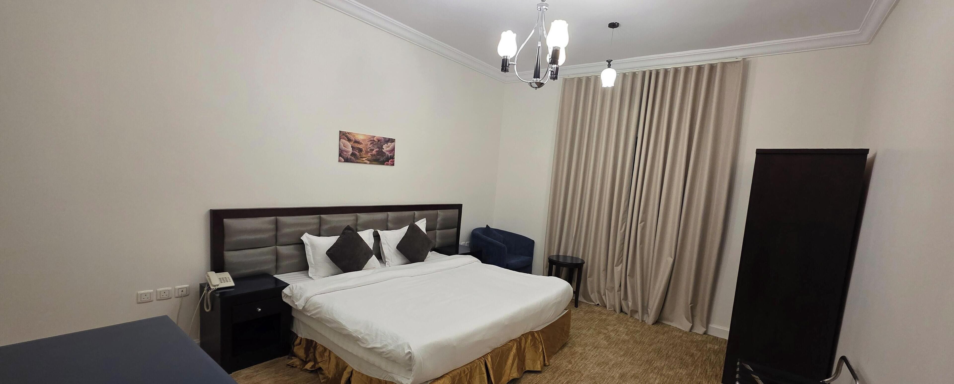 Suíte família | Escrivaninha, espaço de trabalho para notebook, cortinas blackout