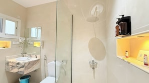 Deluxe Apartment, 1 King Bed | Bathroom | Free toiletries, slippers, towels, soap - Sadeem Al Fkhr (Taif)