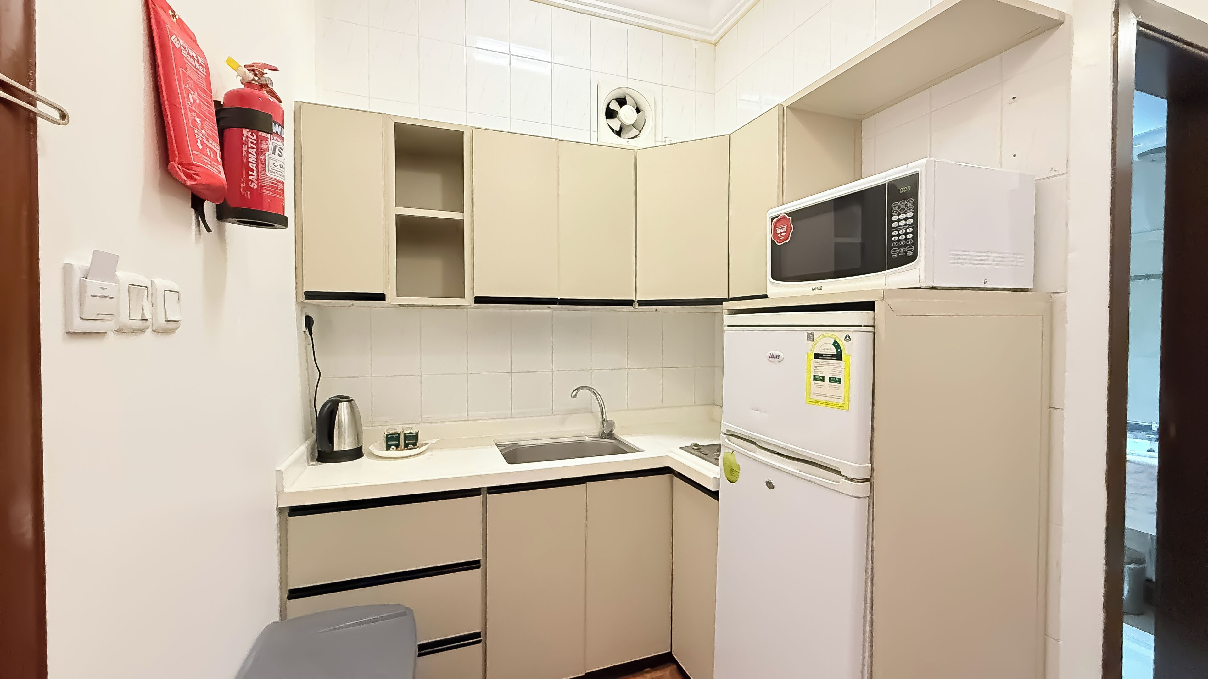 Standard Room | Private kitchen | Fridge, microwave, paper towels