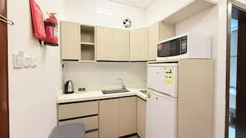 Standard Room | Private kitchen | Fridge, microwave, paper towels