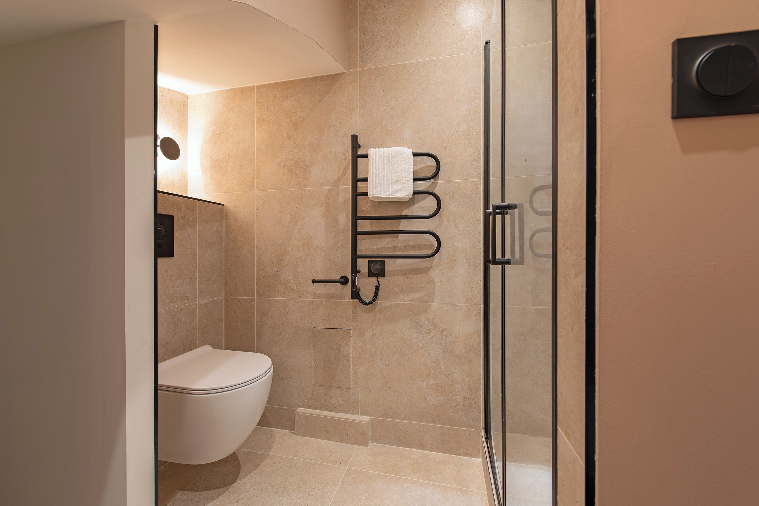 Een douche, een haardroger, handdoeken, zeep