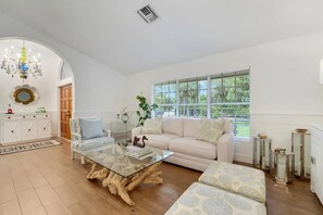 Televisión, chimenea, monitor de computadora y impresora 