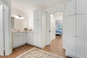 5 bedrooms, desk, iron/ironing board, travel cot