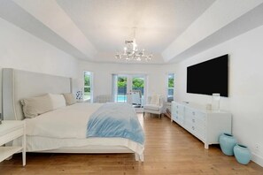 5 habitaciones, escritorio y tabla de planchar con plancha 