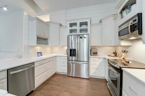 Mikrobølgeovn, ovn, kokeplater og oppvaskmaskin