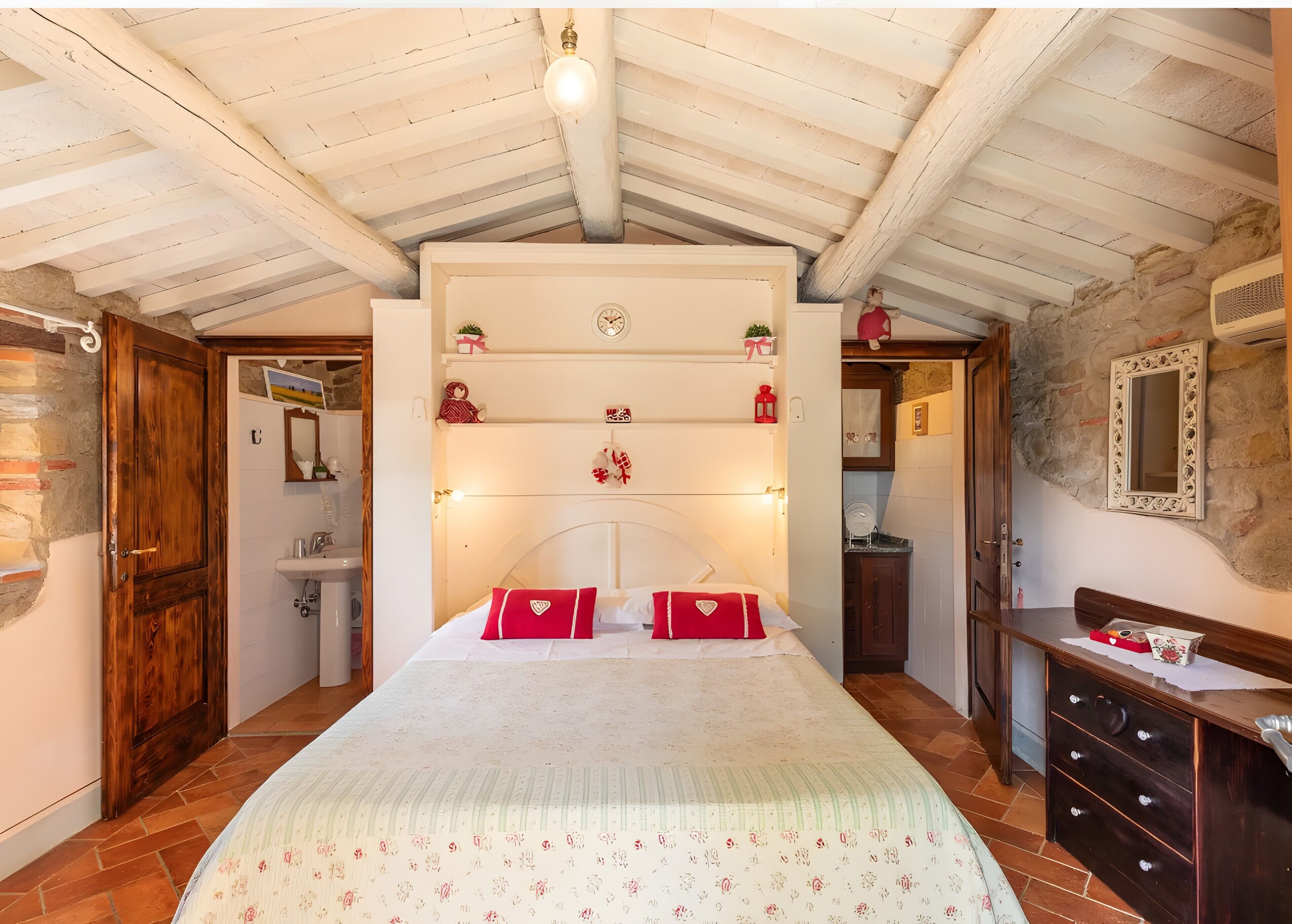 1 bedroom, bed sheets